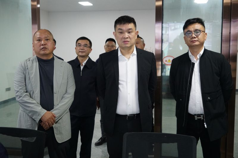 2024年4月10日市委副書(shū)記、政法委書(shū)記曾若冰視察萬(wàn)眾集團(tuán)